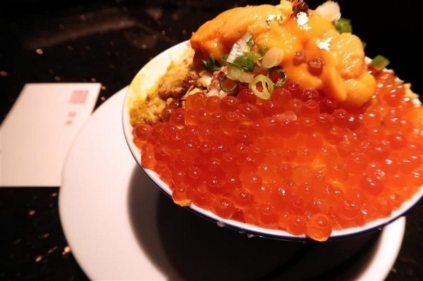 囍聚精緻鍋物：囍聚精緻鍋物 現勺鮭魚爆卵海膽飯 紅蟳免動手入口超豪華 2018台北生日必吃約會餐廳包廂推薦 !