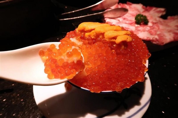 囍聚精緻鍋物：囍聚精緻鍋物 現勺鮭魚爆卵海膽飯 紅蟳免動手入口超豪華 2018台北生日必吃約會餐廳包廂推薦 !