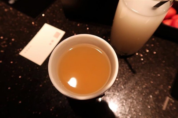 囍聚精緻鍋物：囍聚精緻鍋物 現勺鮭魚爆卵海膽飯 紅蟳免動手入口超豪華 2018台北生日必吃約會餐廳包廂推薦 !