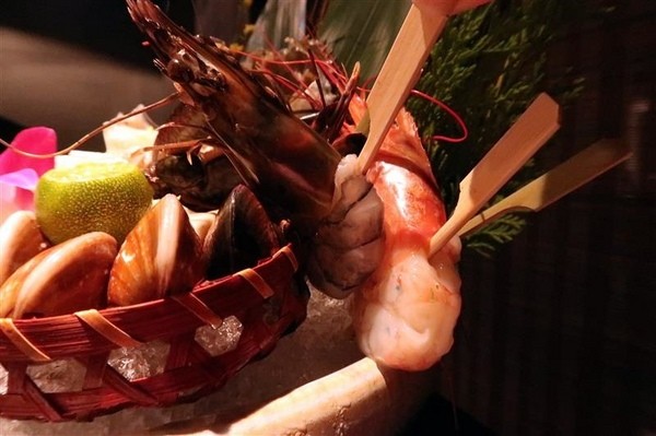 囍聚精緻鍋物：囍聚精緻鍋物 現勺鮭魚爆卵海膽飯 紅蟳免動手入口超豪華 2018台北生日必吃約會餐廳包廂推薦 !