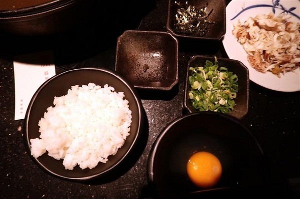 囍聚精緻鍋物：囍聚精緻鍋物 現勺鮭魚爆卵海膽飯 紅蟳免動手入口超豪華 2018台北生日必吃約會餐廳包廂推薦 !