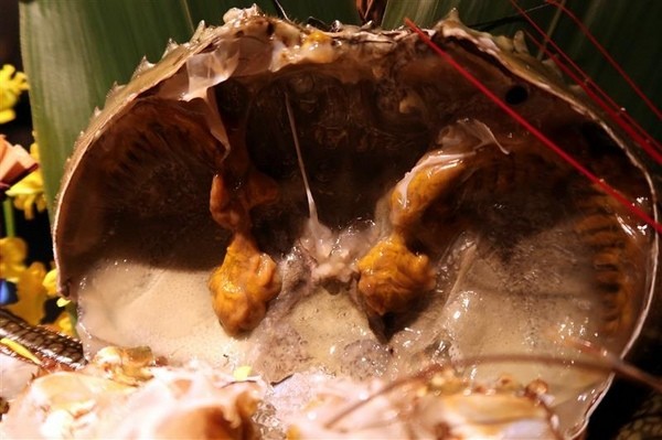 囍聚精緻鍋物：囍聚精緻鍋物 現勺鮭魚爆卵海膽飯 紅蟳免動手入口超豪華 2018台北生日必吃約會餐廳包廂推薦 !