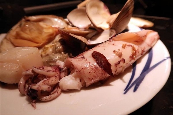 囍聚精緻鍋物：囍聚精緻鍋物 現勺鮭魚爆卵海膽飯 紅蟳免動手入口超豪華 2018台北生日必吃約會餐廳包廂推薦 !