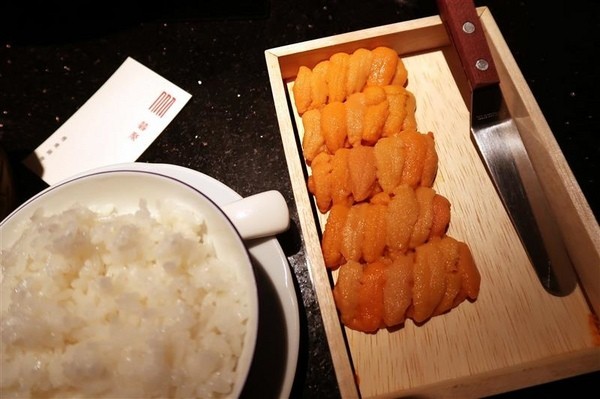 囍聚精緻鍋物：囍聚精緻鍋物 現勺鮭魚爆卵海膽飯 紅蟳免動手入口超豪華 2018台北生日必吃約會餐廳包廂推薦 !