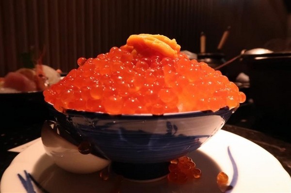 囍聚精緻鍋物：囍聚精緻鍋物 現勺鮭魚爆卵海膽飯 紅蟳免動手入口超豪華 2018台北生日必吃約會餐廳包廂推薦 !