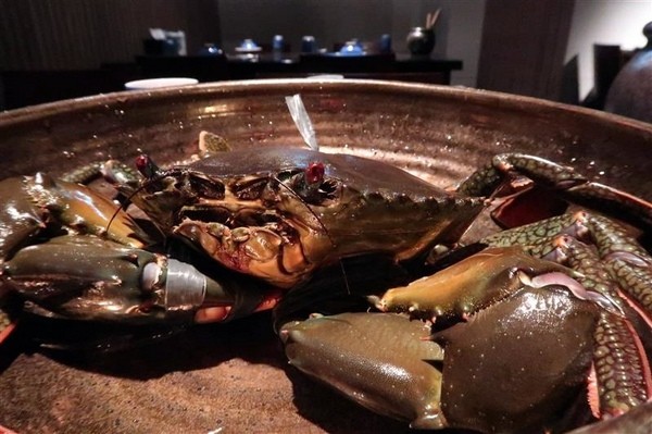 囍聚精緻鍋物：囍聚精緻鍋物 現勺鮭魚爆卵海膽飯 紅蟳免動手入口超豪華 2018台北生日必吃約會餐廳包廂推薦 !