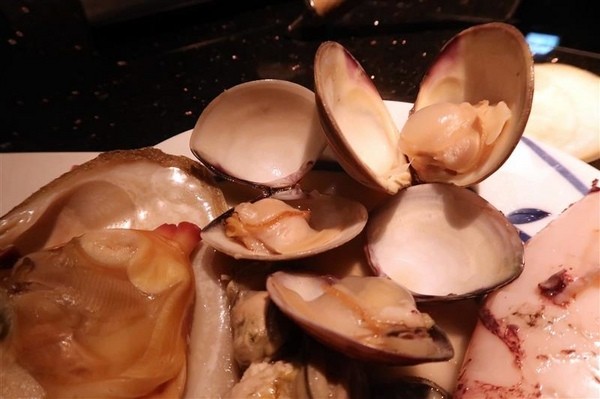 囍聚精緻鍋物：囍聚精緻鍋物 現勺鮭魚爆卵海膽飯 紅蟳免動手入口超豪華 2018台北生日必吃約會餐廳包廂推薦 !