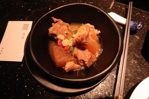 囍聚精緻鍋物：囍聚精緻鍋物 現勺鮭魚爆卵海膽飯 紅蟳免動手入口超豪華 2018台北生日必吃約會餐廳包廂推薦 !