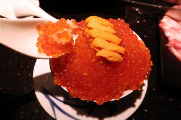 囍聚精緻鍋物：囍聚精緻鍋物 現勺鮭魚爆卵海膽飯 紅蟳免動手入口超豪華 2018台北生日必吃約會餐廳包廂推薦 !