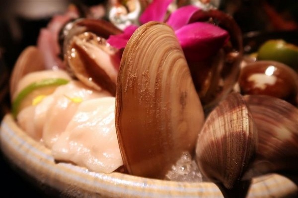 囍聚精緻鍋物：囍聚精緻鍋物 現勺鮭魚爆卵海膽飯 紅蟳免動手入口超豪華 2018台北生日必吃約會餐廳包廂推薦 !