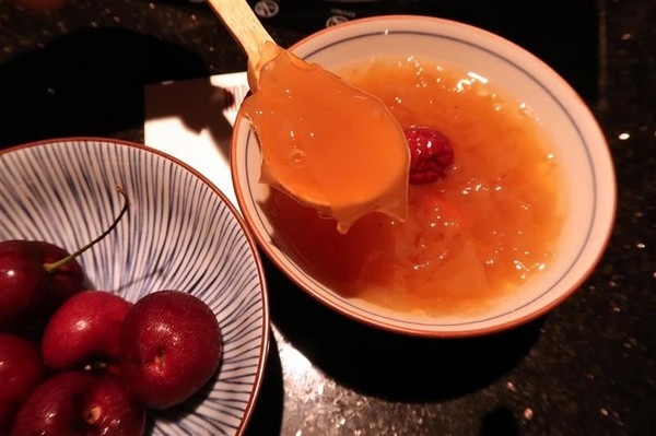 囍聚精緻鍋物：囍聚精緻鍋物 現勺鮭魚爆卵海膽飯 紅蟳免動手入口超豪華 2018台北生日必吃約會餐廳包廂推薦 !