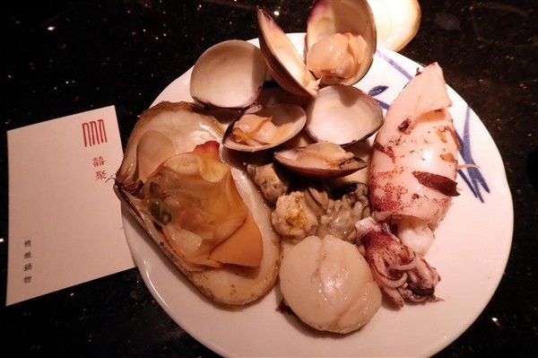 囍聚精緻鍋物：囍聚精緻鍋物 現勺鮭魚爆卵海膽飯 紅蟳免動手入口超豪華 2018台北生日必吃約會餐廳包廂推薦 !