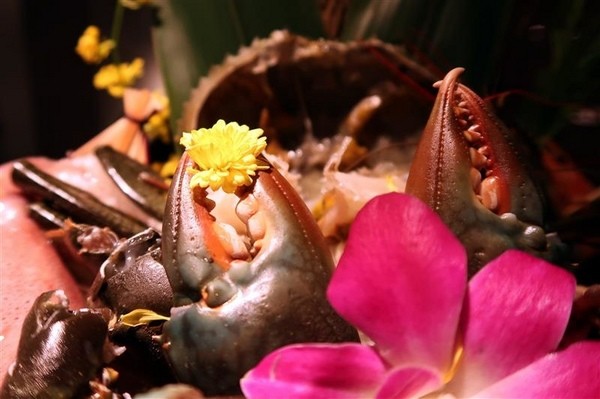 囍聚精緻鍋物：囍聚精緻鍋物 現勺鮭魚爆卵海膽飯 紅蟳免動手入口超豪華 2018台北生日必吃約會餐廳包廂推薦 !