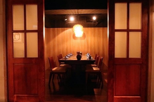 囍聚精緻鍋物：囍聚精緻鍋物 現勺鮭魚爆卵海膽飯 紅蟳免動手入口超豪華 2018台北生日必吃約會餐廳包廂推薦 !