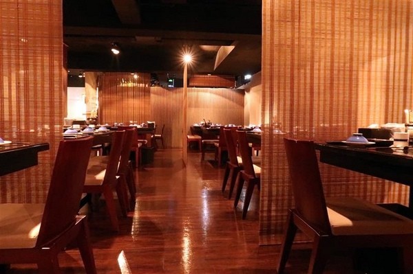 囍聚精緻鍋物：囍聚精緻鍋物 現勺鮭魚爆卵海膽飯 紅蟳免動手入口超豪華 2018台北生日必吃約會餐廳包廂推薦 !