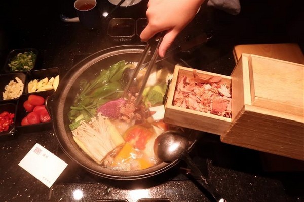 囍聚精緻鍋物：囍聚精緻鍋物 現勺鮭魚爆卵海膽飯 紅蟳免動手入口超豪華 2018台北生日必吃約會餐廳包廂推薦 !