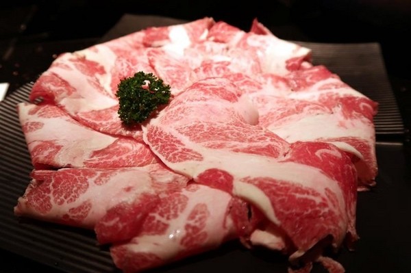 囍聚精緻鍋物：囍聚精緻鍋物 現勺鮭魚爆卵海膽飯 紅蟳免動手入口超豪華 2018台北生日必吃約會餐廳包廂推薦 !