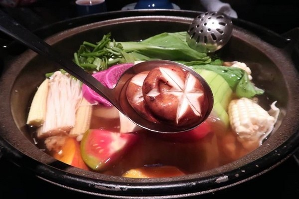 囍聚精緻鍋物：囍聚精緻鍋物 現勺鮭魚爆卵海膽飯 紅蟳免動手入口超豪華 2018台北生日必吃約會餐廳包廂推薦 !