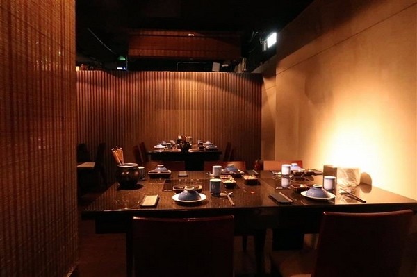 囍聚精緻鍋物：囍聚精緻鍋物 現勺鮭魚爆卵海膽飯 紅蟳免動手入口超豪華 2018台北生日必吃約會餐廳包廂推薦 !