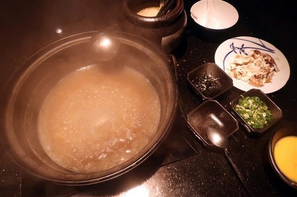 囍聚精緻鍋物：囍聚精緻鍋物 現勺鮭魚爆卵海膽飯 紅蟳免動手入口超豪華 2018台北生日必吃約會餐廳包廂推薦 !