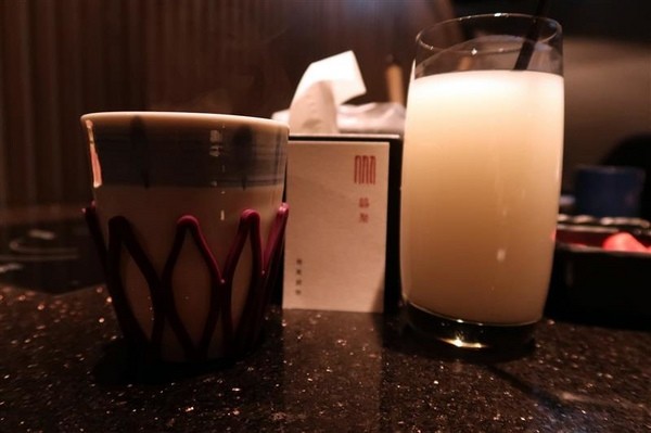 囍聚精緻鍋物：囍聚精緻鍋物 現勺鮭魚爆卵海膽飯 紅蟳免動手入口超豪華 2018台北生日必吃約會餐廳包廂推薦 !