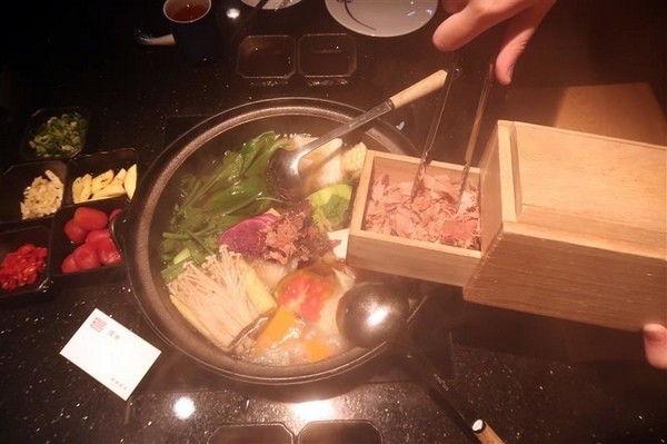 囍聚精緻鍋物：囍聚精緻鍋物 現勺鮭魚爆卵海膽飯 紅蟳免動手入口超豪華 2018台北生日必吃約會餐廳包廂推薦 !