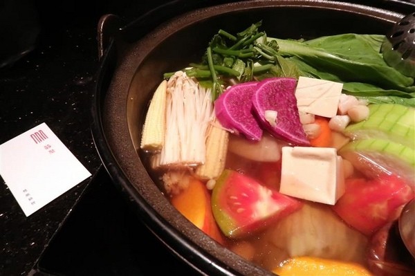 囍聚精緻鍋物：囍聚精緻鍋物 現勺鮭魚爆卵海膽飯 紅蟳免動手入口超豪華 2018台北生日必吃約會餐廳包廂推薦 !