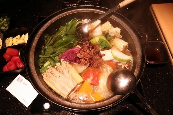 囍聚精緻鍋物：囍聚精緻鍋物 現勺鮭魚爆卵海膽飯 紅蟳免動手入口超豪華 2018台北生日必吃約會餐廳包廂推薦 !