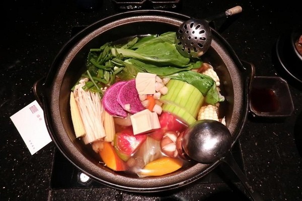 囍聚精緻鍋物：囍聚精緻鍋物 現勺鮭魚爆卵海膽飯 紅蟳免動手入口超豪華 2018台北生日必吃約會餐廳包廂推薦 !