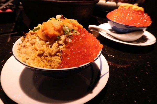 囍聚精緻鍋物：囍聚精緻鍋物 現勺鮭魚爆卵海膽飯 紅蟳免動手入口超豪華 2018台北生日必吃約會餐廳包廂推薦 !