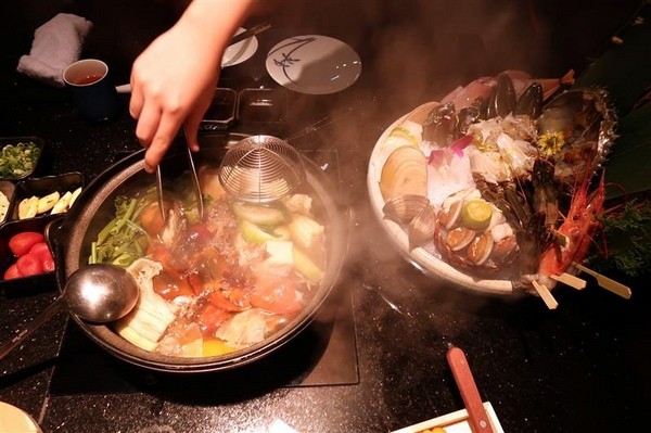 囍聚精緻鍋物：囍聚精緻鍋物 現勺鮭魚爆卵海膽飯 紅蟳免動手入口超豪華 2018台北生日必吃約會餐廳包廂推薦 !