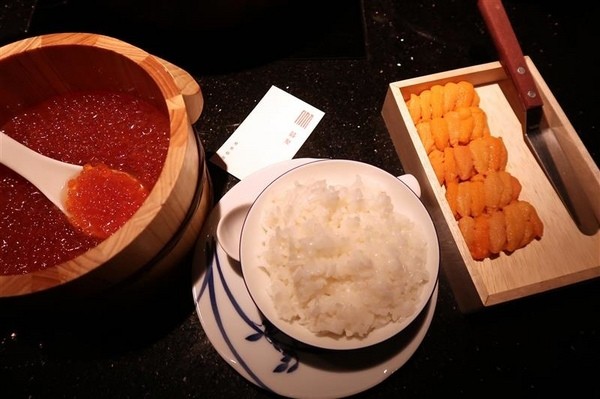 囍聚精緻鍋物：囍聚精緻鍋物 現勺鮭魚爆卵海膽飯 紅蟳免動手入口超豪華 2018台北生日必吃約會餐廳包廂推薦 !