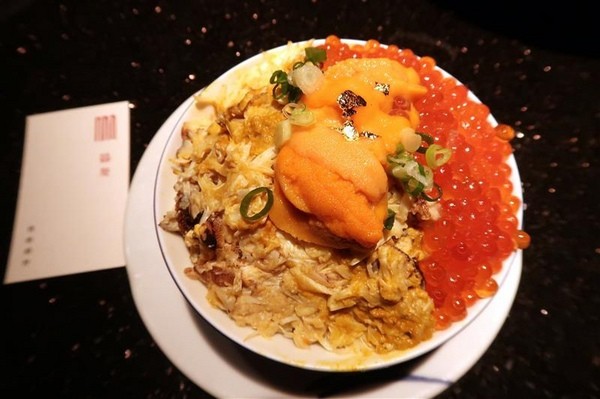 囍聚精緻鍋物：囍聚精緻鍋物 現勺鮭魚爆卵海膽飯 紅蟳免動手入口超豪華 2018台北生日必吃約會餐廳包廂推薦 !