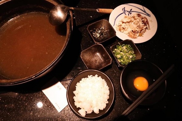 囍聚精緻鍋物：囍聚精緻鍋物 現勺鮭魚爆卵海膽飯 紅蟳免動手入口超豪華 2018台北生日必吃約會餐廳包廂推薦 !