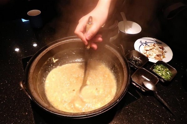 囍聚精緻鍋物：囍聚精緻鍋物 現勺鮭魚爆卵海膽飯 紅蟳免動手入口超豪華 2018台北生日必吃約會餐廳包廂推薦 !