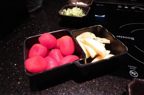 囍聚精緻鍋物：囍聚精緻鍋物 現勺鮭魚爆卵海膽飯 紅蟳免動手入口超豪華 2018台北生日必吃約會餐廳包廂推薦 !