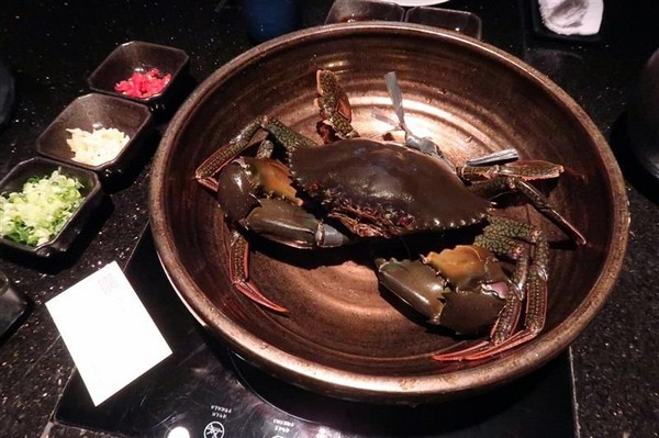 囍聚精緻鍋物：囍聚精緻鍋物 現勺鮭魚爆卵海膽飯 紅蟳免動手入口超豪華 2018台北生日必吃約會餐廳包廂推薦 !