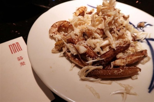 囍聚精緻鍋物：囍聚精緻鍋物 現勺鮭魚爆卵海膽飯 紅蟳免動手入口超豪華 2018台北生日必吃約會餐廳包廂推薦 !