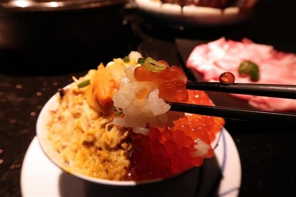 囍聚精緻鍋物：囍聚精緻鍋物 現勺鮭魚爆卵海膽飯 紅蟳免動手入口超豪華 2018台北生日必吃約會餐廳包廂推薦 !