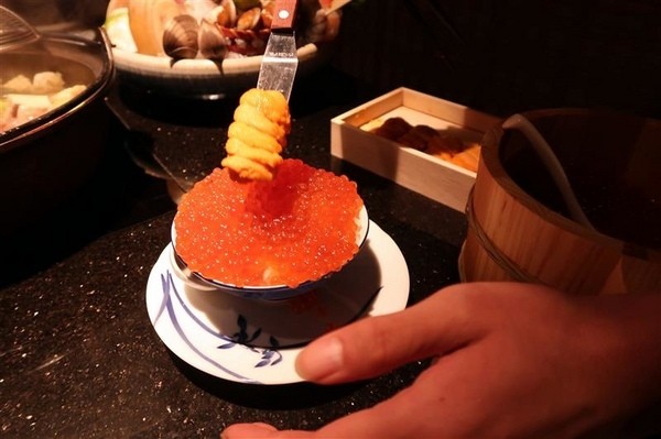 囍聚精緻鍋物：囍聚精緻鍋物 現勺鮭魚爆卵海膽飯 紅蟳免動手入口超豪華 2018台北生日必吃約會餐廳包廂推薦 !