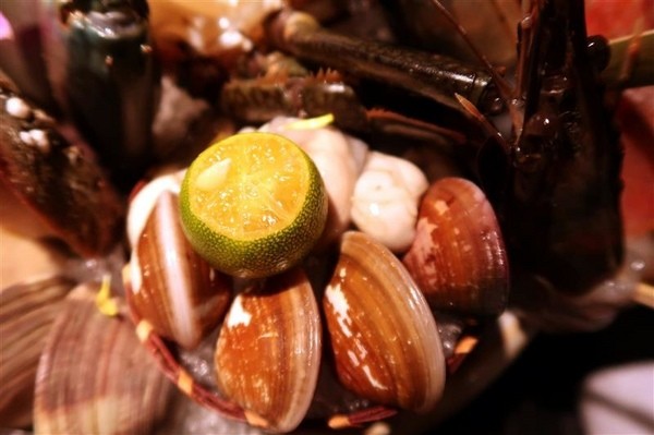 囍聚精緻鍋物：囍聚精緻鍋物 現勺鮭魚爆卵海膽飯 紅蟳免動手入口超豪華 2018台北生日必吃約會餐廳包廂推薦 !