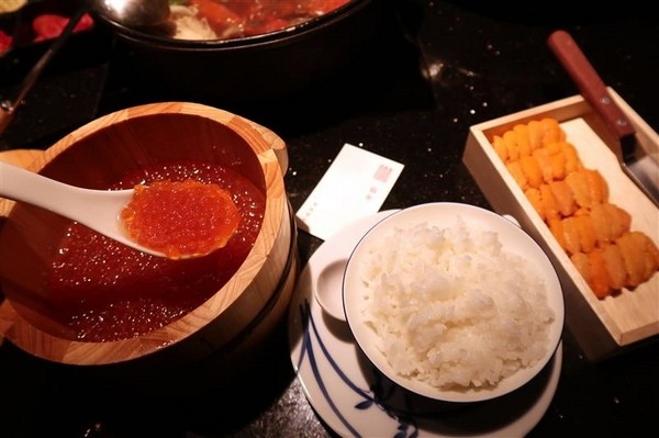 囍聚精緻鍋物：囍聚精緻鍋物 現勺鮭魚爆卵海膽飯 紅蟳免動手入口超豪華 2018台北生日必吃約會餐廳包廂推薦 !