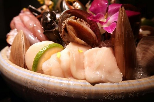 囍聚精緻鍋物：囍聚精緻鍋物 現勺鮭魚爆卵海膽飯 紅蟳免動手入口超豪華 2018台北生日必吃約會餐廳包廂推薦 !