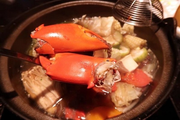 囍聚精緻鍋物：囍聚精緻鍋物 現勺鮭魚爆卵海膽飯 紅蟳免動手入口超豪華 2018台北生日必吃約會餐廳包廂推薦 !