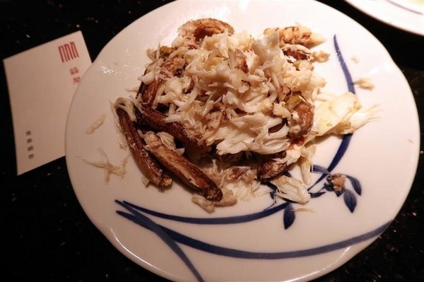 囍聚精緻鍋物：囍聚精緻鍋物 現勺鮭魚爆卵海膽飯 紅蟳免動手入口超豪華 2018台北生日必吃約會餐廳包廂推薦 !