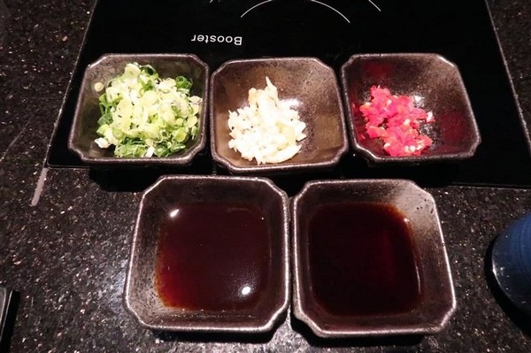 囍聚精緻鍋物：囍聚精緻鍋物 現勺鮭魚爆卵海膽飯 紅蟳免動手入口超豪華 2018台北生日必吃約會餐廳包廂推薦 !