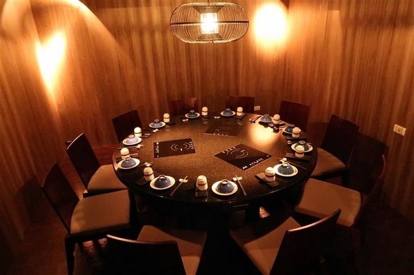 囍聚精緻鍋物：囍聚精緻鍋物 現勺鮭魚爆卵海膽飯 紅蟳免動手入口超豪華 2018台北生日必吃約會餐廳包廂推薦 !