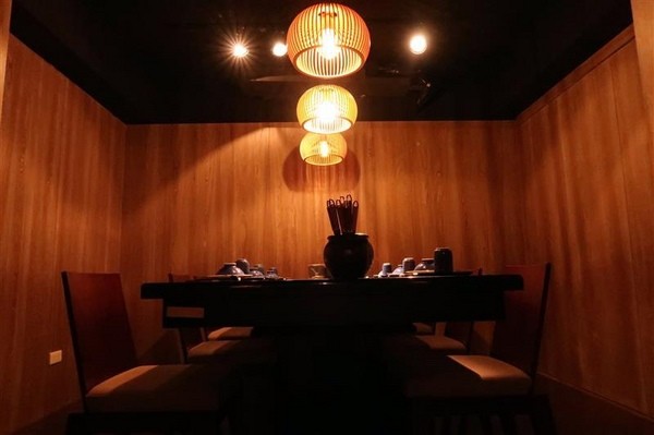 囍聚精緻鍋物：囍聚精緻鍋物 現勺鮭魚爆卵海膽飯 紅蟳免動手入口超豪華 2018台北生日必吃約會餐廳包廂推薦 !