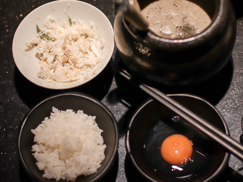 囍聚精緻鍋物，必吃爆卵海膽飯，超頂級新鮮活海鮮火鍋推薦 - Lexies Blog，寫食派