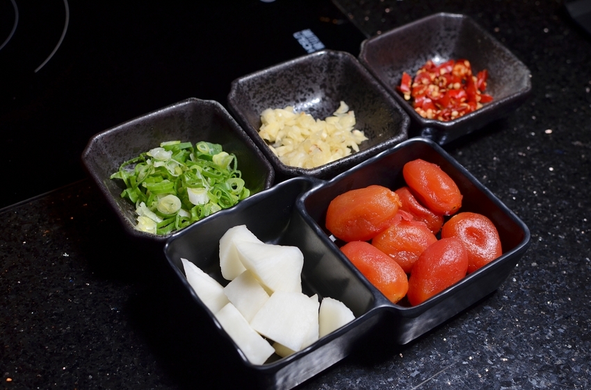 囍聚精緻鍋物，超浮誇的爆卵海膽蓋飯、新鮮海鮮鍋物